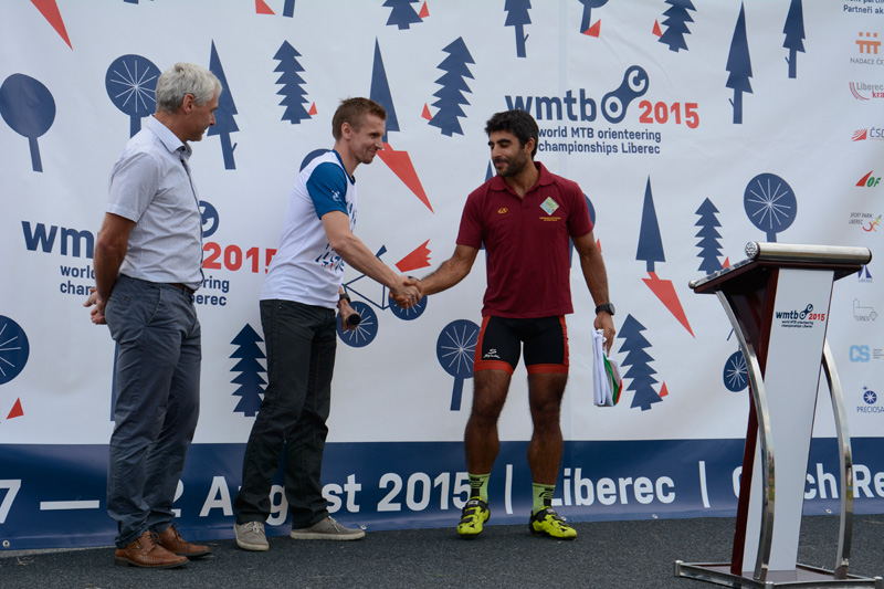 Michal Horáček předává pořadatelskou štafetu MS MTBO zase dál - zdroj: wmtboc2015.cz